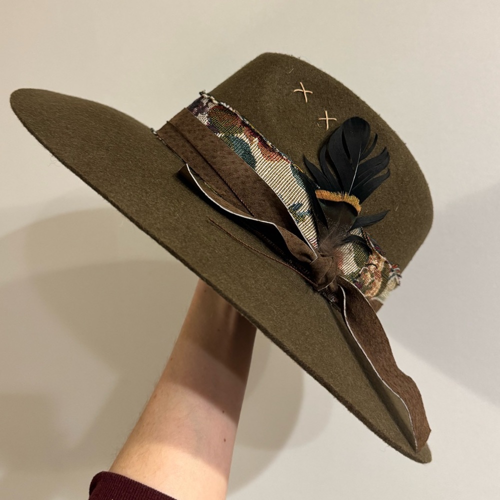 Tulum Structured Feather Hat- unisex